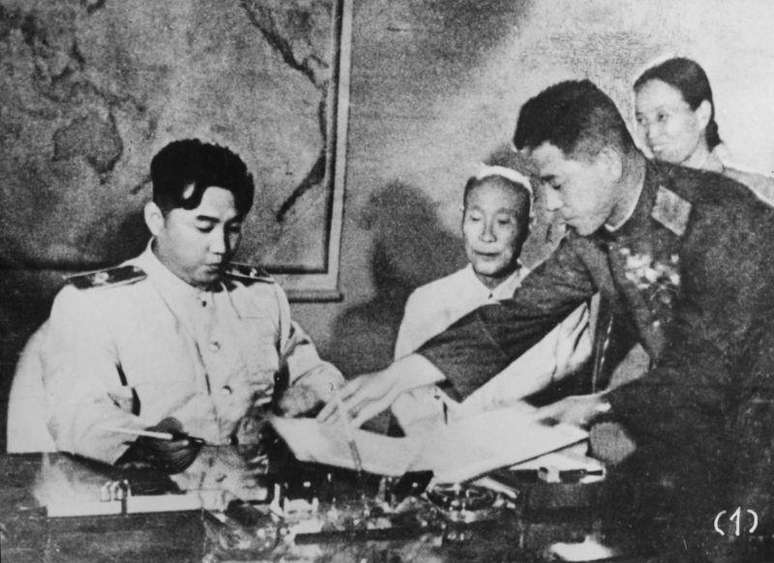 O fundador da Coreia do Norte, Kim Il-Sung (esq.), foi um dos seis signat&aacute;rios do cessar-fogo