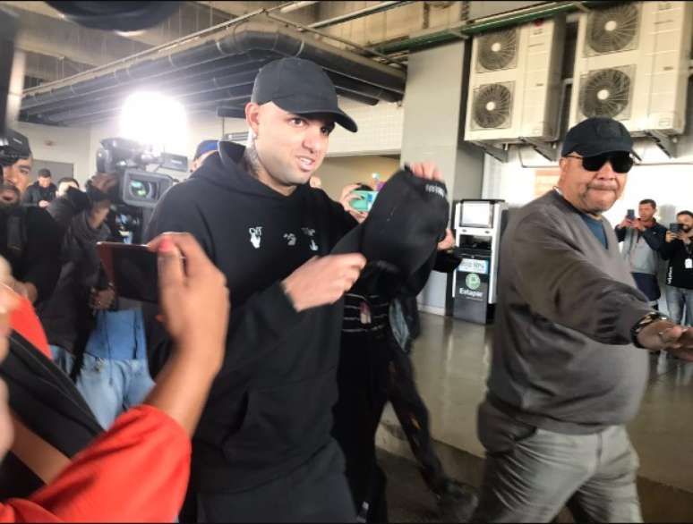 Luan desembarca em Porto Alegre com festa da torcida gremista –