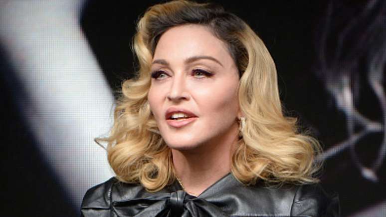 Após internação, Madonna surge dançando e celebra 40 anos de seu primeiro álbum