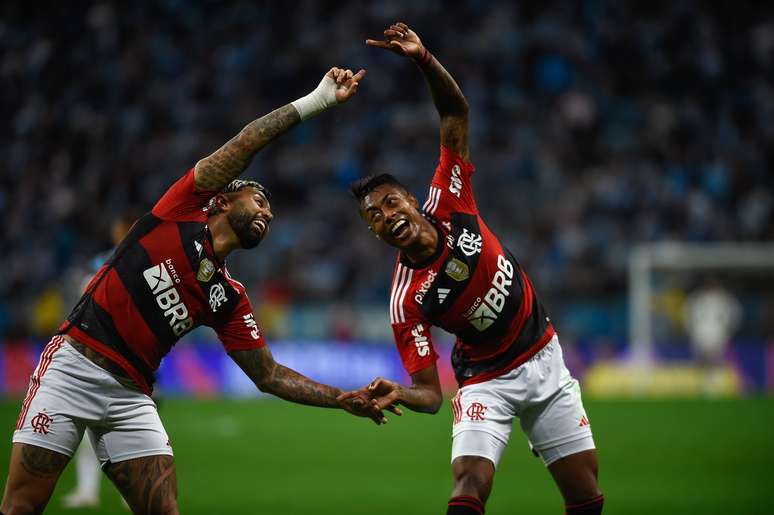 Gabi comemora seu gol com Bruno Henrique, o primeiro do Flamengo 