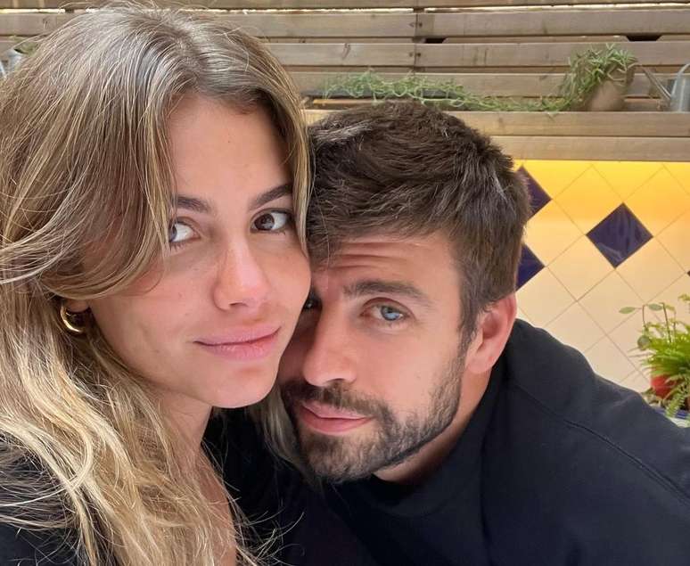 Piqué e a namorada, Clara Chia, com quem foi acusado de trair Shakira; Ex-jogador nega traição
