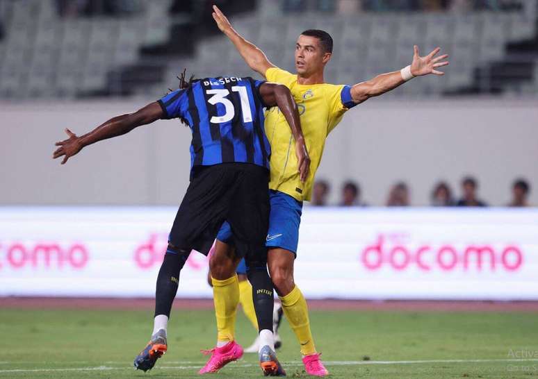Cristiano Ronaldo  recebe marcação cerrada de Bissek, da Inter de Milão. Atacante do Al Nassr tenta, mas a sua bola não entrou neste empate em 1 a 1 –
