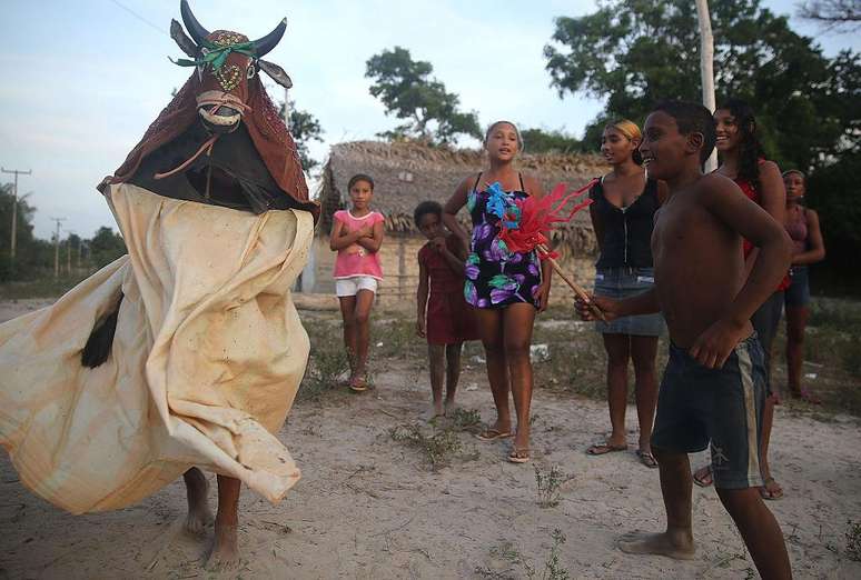 Uma tradicional cerimônia do Bumba Meu Boi no quilombo Imbiral, no município de Pedro do Rosário (MA), em 20 de novembro de 2014