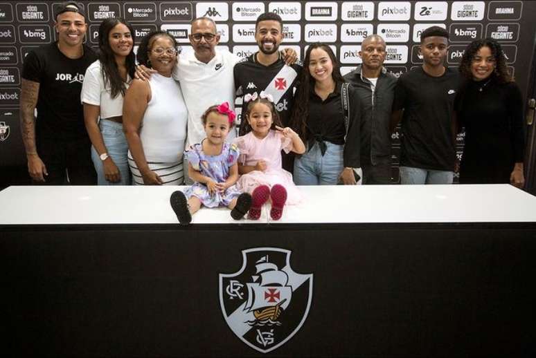 Fam&iacute;lia de Paulinho, que torce para o Vasco, compareceu &agrave; apresenta&ccedil;&atilde;o &ndash;