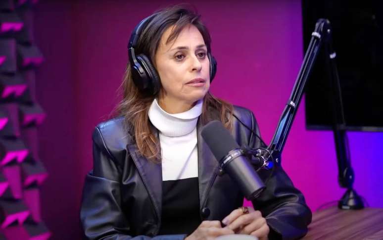 A atriz Daniela Escobar durante participação no podcast 'Papagaio Falante', em 4 de julho