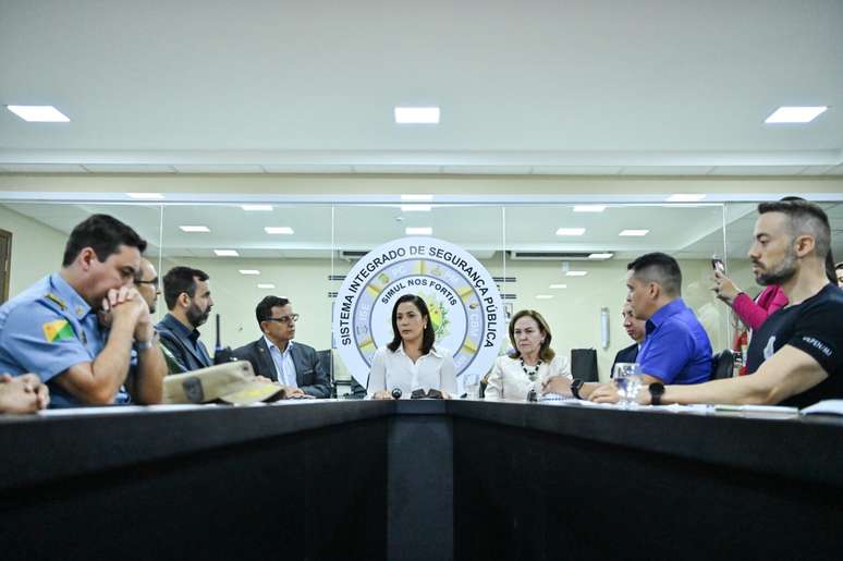 Autoridades de segurança se reuniram após término de rebelião em presídio no Acre