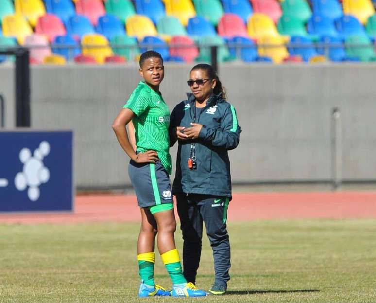 Desiree Elis técnica da Seleção da Africa do Sul passando orientações durante os treinamentos