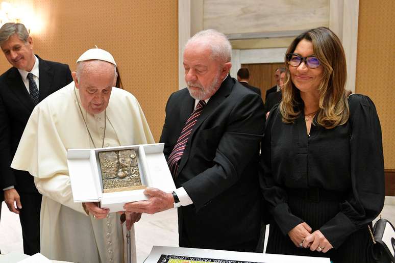 Papa Francisco recebe Lula e Janja durante visita ao Vaticano em junho.
