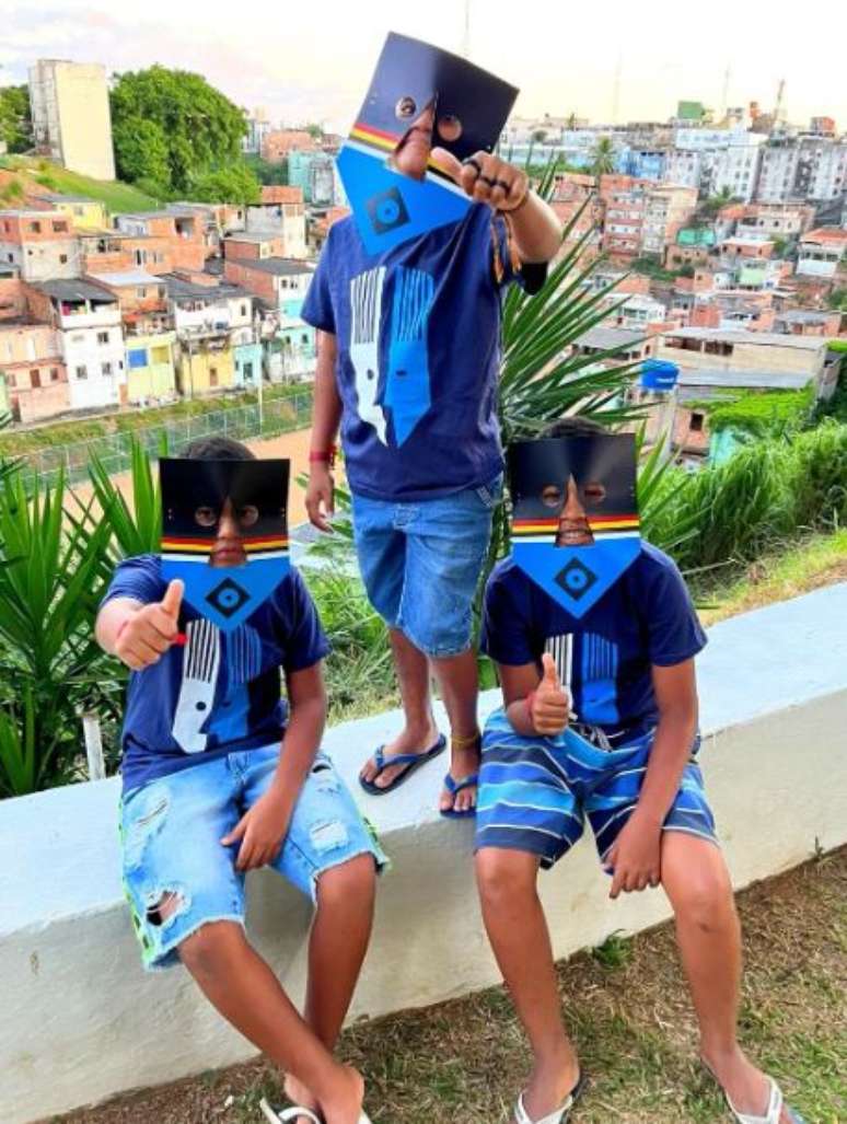 Garotos do Engenho Velho de Brotas, periferia de Salvador, usam camisetas que foram vendidas para arrecadar fundos para projeto social