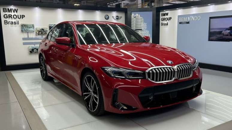 BMW Série 3 vai desfilar de Vermelho Melbourne nas ruas brasileiras na linha 2024