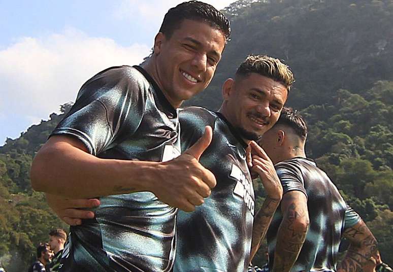 Carlos Alberto e Tiquinho de roupa nova no treinamento &ndash;