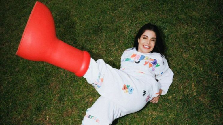 GKay com a bota inspirada no personagem Astro Boy 