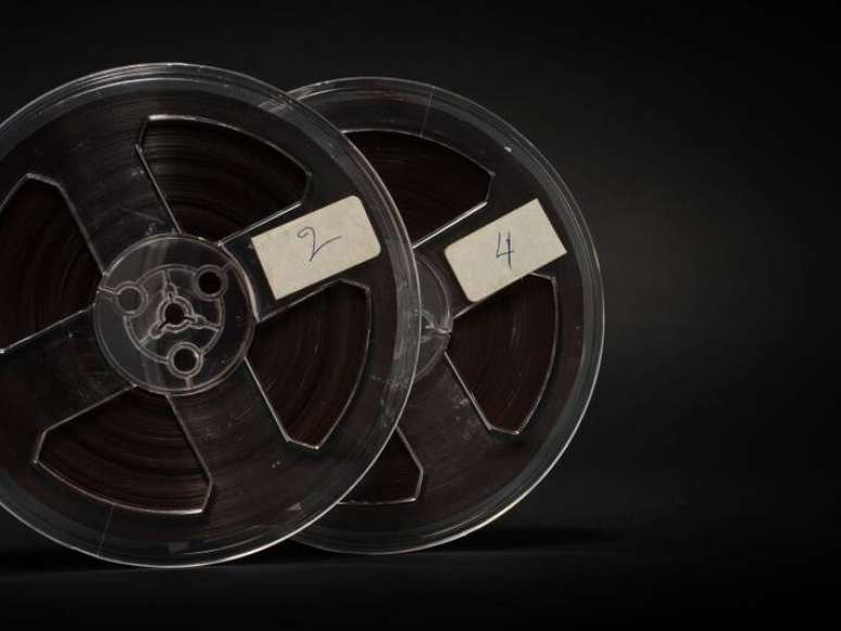 Conjunto de duas fitas que s&atilde;o uma c&oacute;pia da grava&ccedil;&atilde;o principal do Voyager Golden Record, o disco dourado enviado ao espa&ccedil;o pela Nasa, em 1977