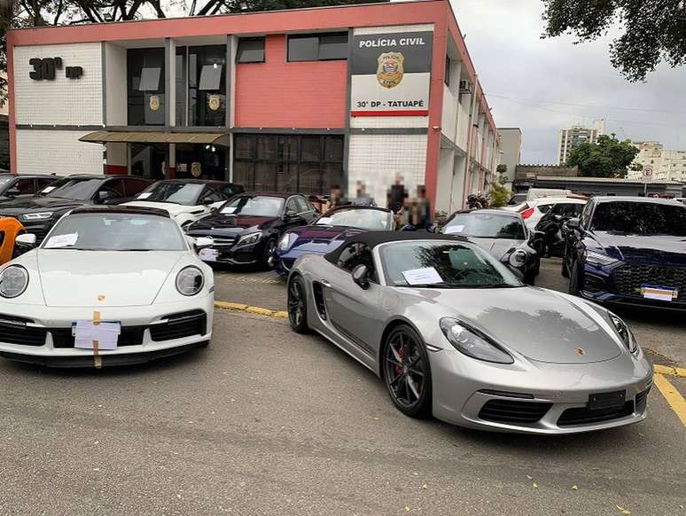 Operação da Polícia Civil apreende mais de 50 carros de luxo em São Paulo; carros ficaram expostos em frente ao 30º DP (Tatuapé).