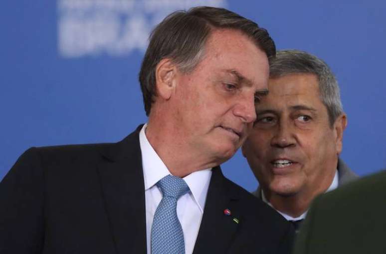 Braga Netto e Bolsonaro conversam durante cerimônia no Planalto.