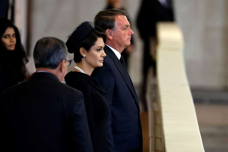 Michelle e o ex-presidente Jair Bolsonaro na Inglaterra, durante o funeral da Rainha Elizabeth II