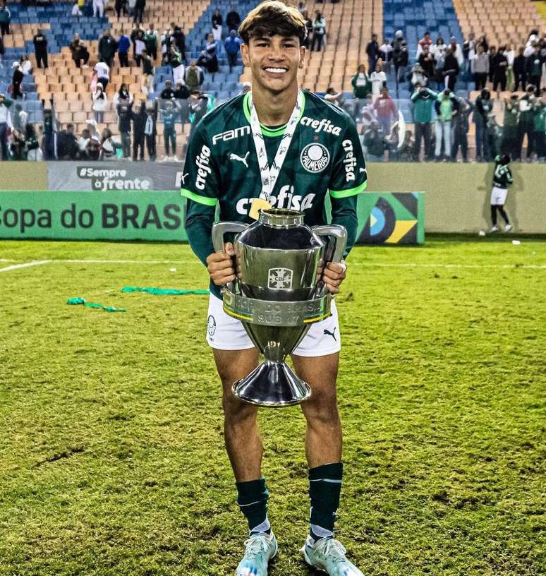 Promessa da base, Estêvão assina primeiro contrato profissional com o  Palmeiras 