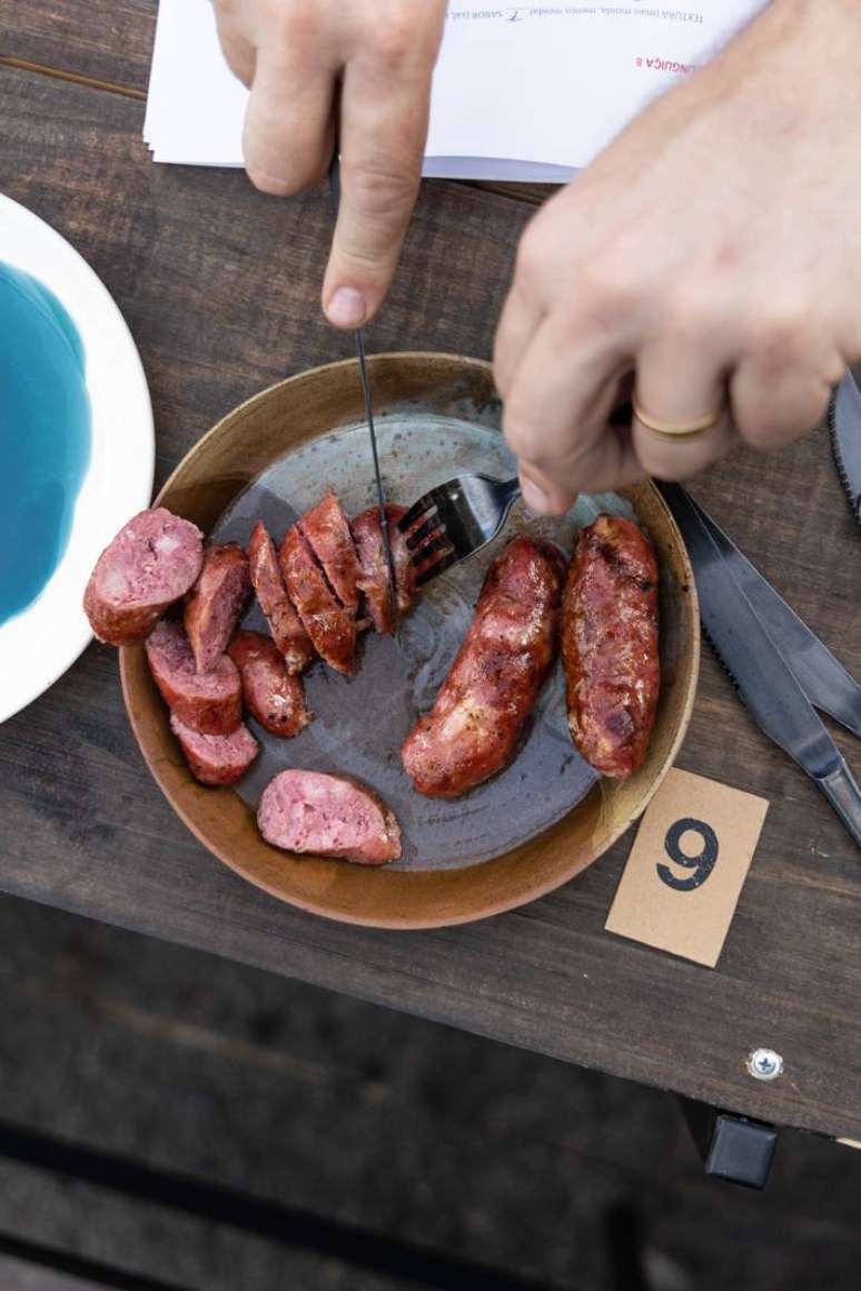 Um júri especializado avaliou 10 marcas de linguiça toscanas vendidas em supermercados.