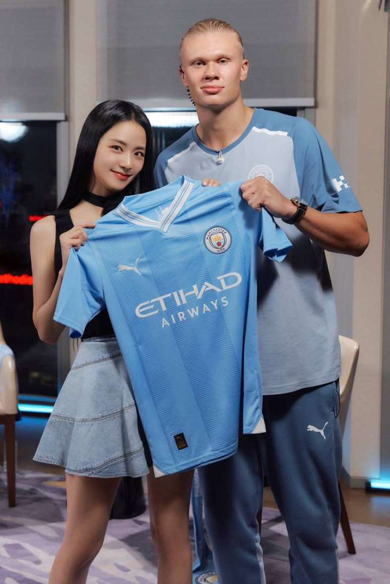 Haaland se encontra com Jisoo, do Blackpink, em Seul.