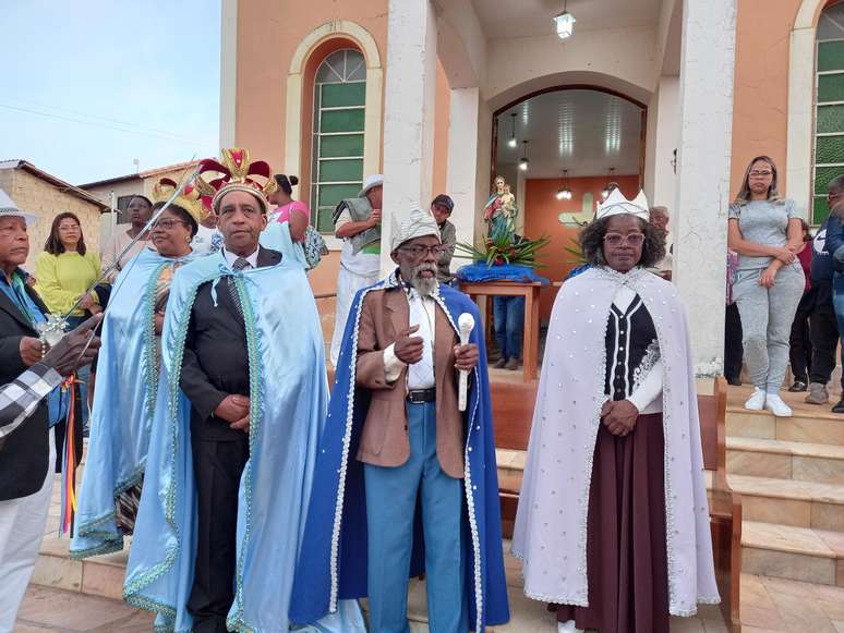 Ditinho da Congada de calça azul falando após a coroação