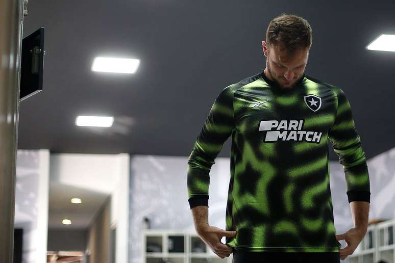Lucas Perri veste novo uniforme de treino dos goleiros &ndash;