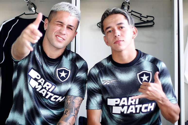 Hern&aacute;ndez e Segovinha posam no vesti&aacute;rio do CT &ndash;