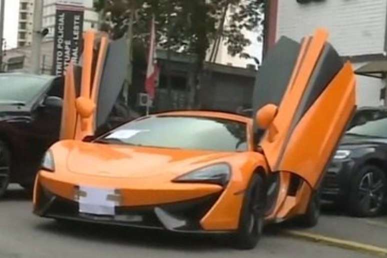 Carros de luxo foram apreendidos pela pol&iacute;cia em SP