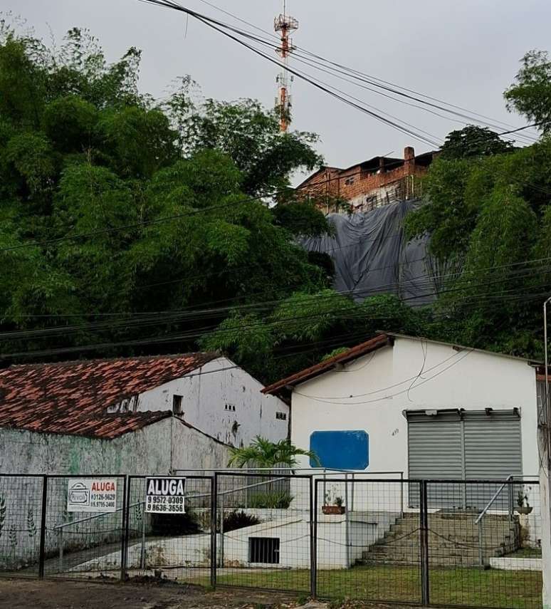 Na comunidade Monteiro, periferia do Recife, barreiras cobertas com plástico podem cair. Moradores saem das casas que ninguém quer alugar
