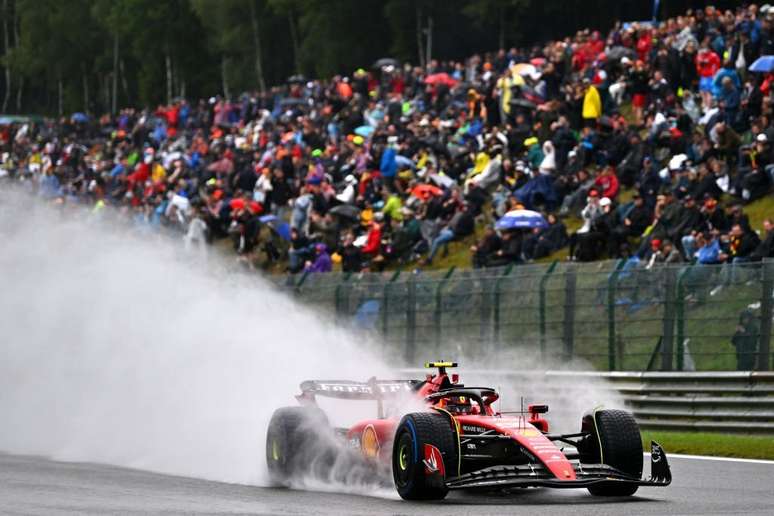 Sainz volta a ser o mais rápido e lidera 3º treino livre do GP de