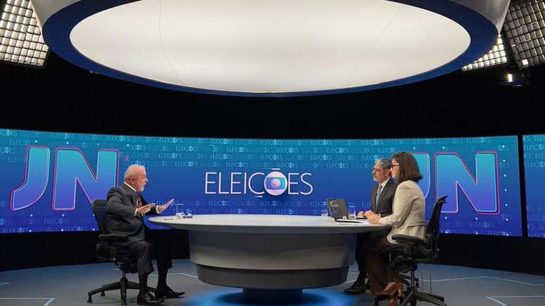 Lula diante de Wiliam Bonner e Renata Vasconcellos no 'JN' em 2022: TVs faturaram alto com petista no poder