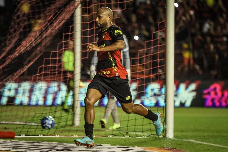 Em jogo da taça, Vitória faz a festa da torcida e complica Sport na Série B