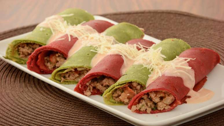 Panqueca colorida com carne mo&iacute;da