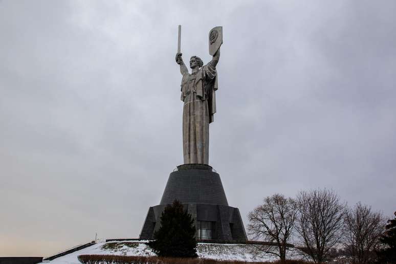O Monumento à Pátria em Kiev, uma das estátuas mais altas do mundo, perderá seu emblema soviético, que será substituído pelo brasão de armas da Ucrânia, o Tridente