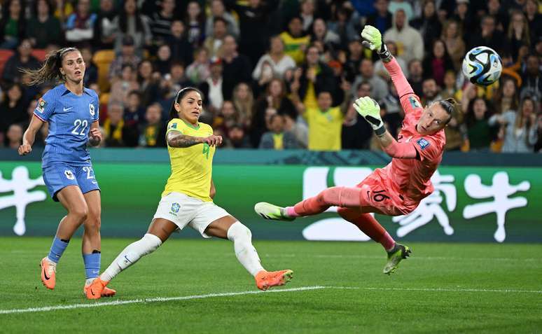 Dedinha foi autora do único gol do Brasil na derrota contra a França