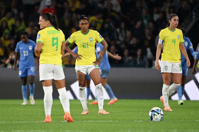 Jogadoras do Brasil lamentam segundo gol da França