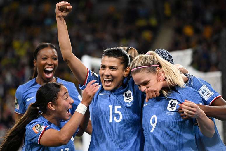 Jogadoras francesas comemoram vitória contra o Brasil 