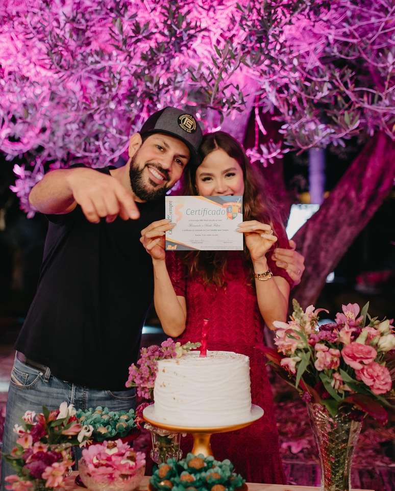 Biah e Sorocaba mostram certificado de curso de casais