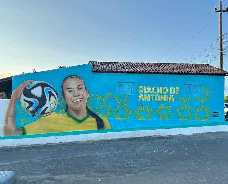 Antonia Silva teve o rosto estampado em um muro de Riacho de Santana, cidade localizada há cerca de 420 km de Natal (RN)