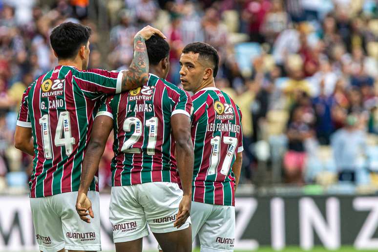 Jogadores do Fluminense comemoram pênalti sofrido por Arias contra o Santos 