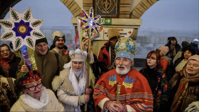 Muitos ucranianos, como essas pessoas em Kiev, comemoraram o último Natal em abrigos em meio a contínuos ataques russos