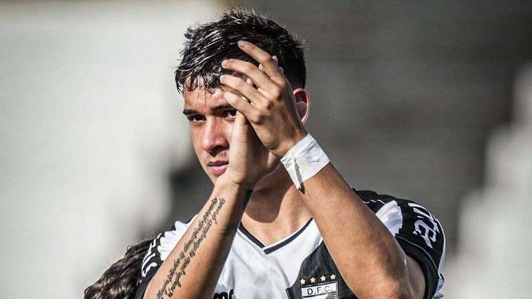 Mateo Ponte, novo lateral do Fogão, em ação pelo Danubio, do Uruguai –