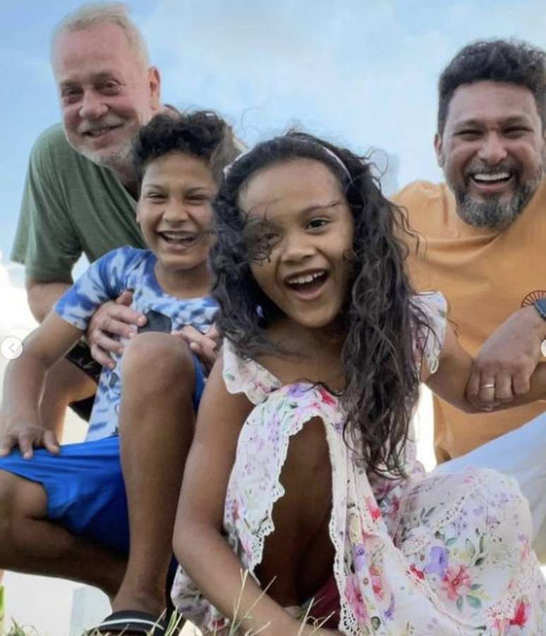 Luiz Fernando Guimarães e seu marido celebram três anos da adoção de Dante e Olivia