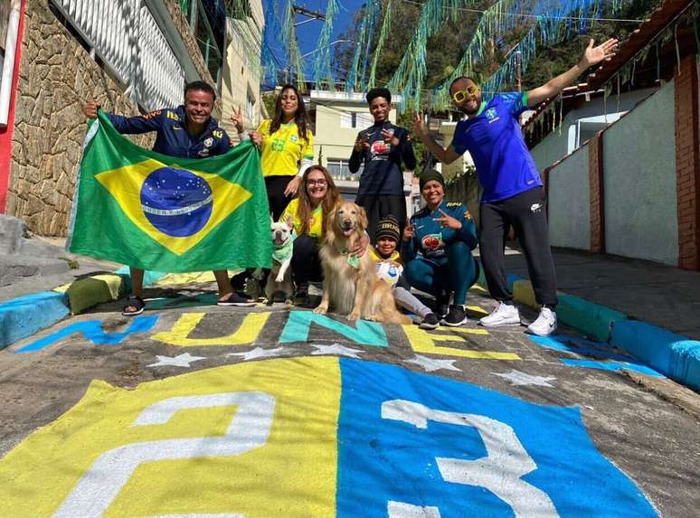 Fam&iacute;lia da atacante Gabi Nunes pinta as ruas de seu bairro em homenagem &agrave; jogadora da sele&ccedil;&atilde;o