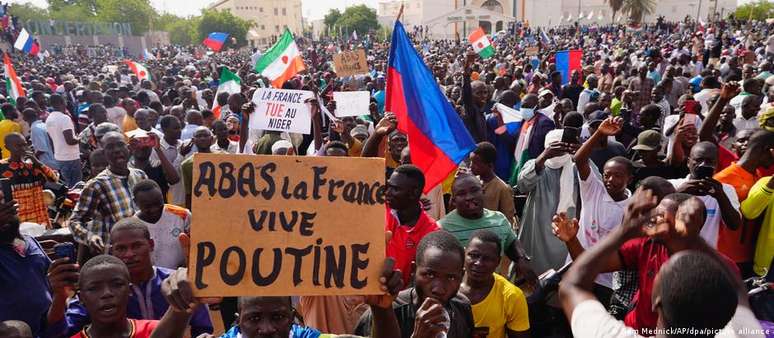 "Abaixo a França, viva Putin", diz cartaz em protesto pró-militares na capital do Níger