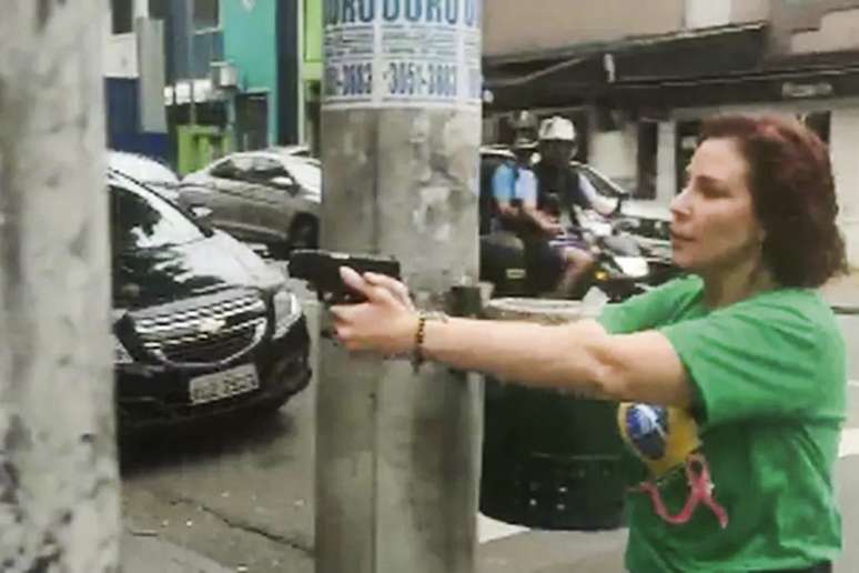 Em 29 de outubro, a deputada bolsonarista sacou uma arma durante uma discussão e correu atrás do jornalista Luan Araújo pelas ruas de São Paulo