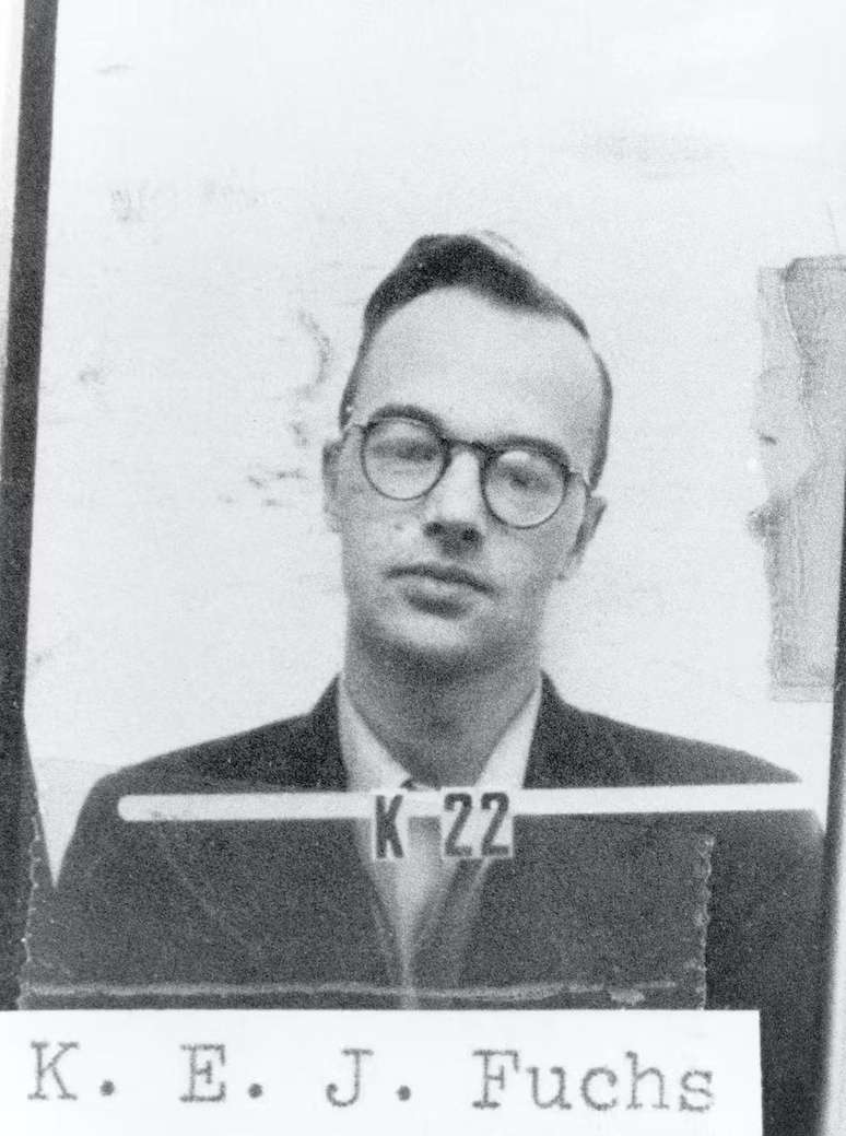 Foto de identifica&ccedil;&atilde;o de Los Alamos do f&iacute;sico te&oacute;rico Klaus Fuchs, que repassou informa&ccedil;&otilde;es sobre a constru&ccedil;&atilde;o de armas nucleares para a Uni&atilde;o Sovi&eacute;tica