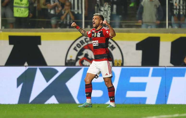 Arrascaeta celebra gol diante do Atlético, no Independência –