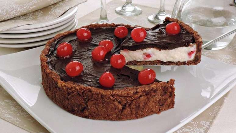 Torta de brigadeiro com cereja