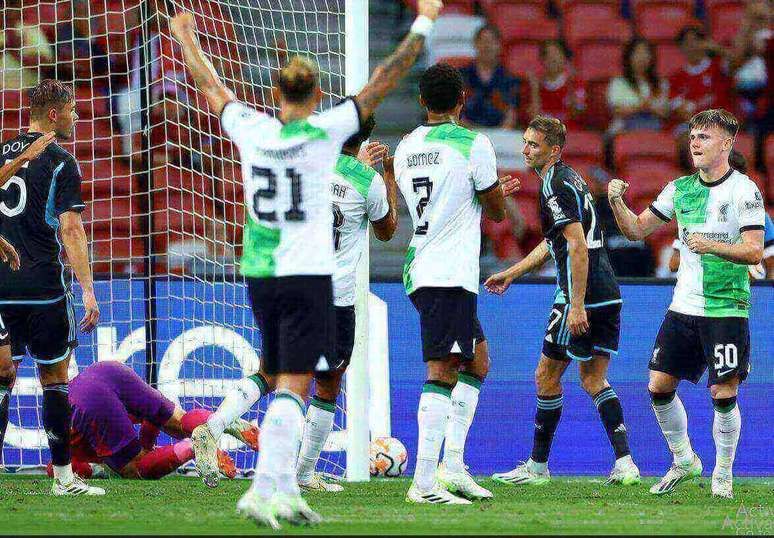 Ben Doak (camisa 50, de branco e verde) celebra o seu gol, que fechou a goleada de 4 a 0 do Liverpool sobre o Leicester – 