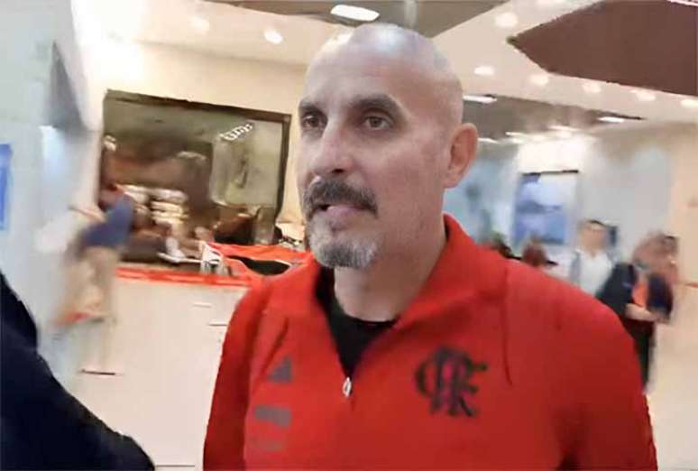 Pablo Fernández, preparador do Flamengo, chega ao Rio de Janeiro e fica em silêncio – Reprodução de vídeo G1